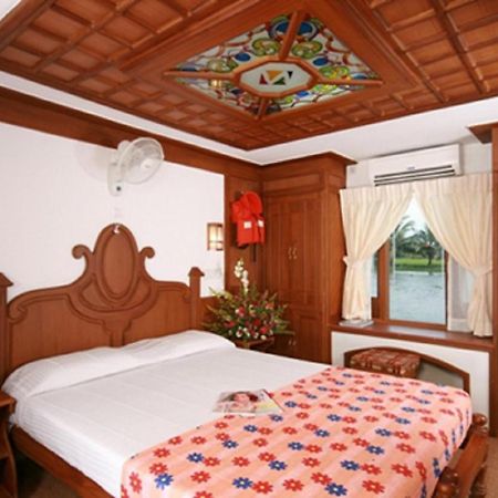 Warmth Lake Haven Alappuzha Esterno foto