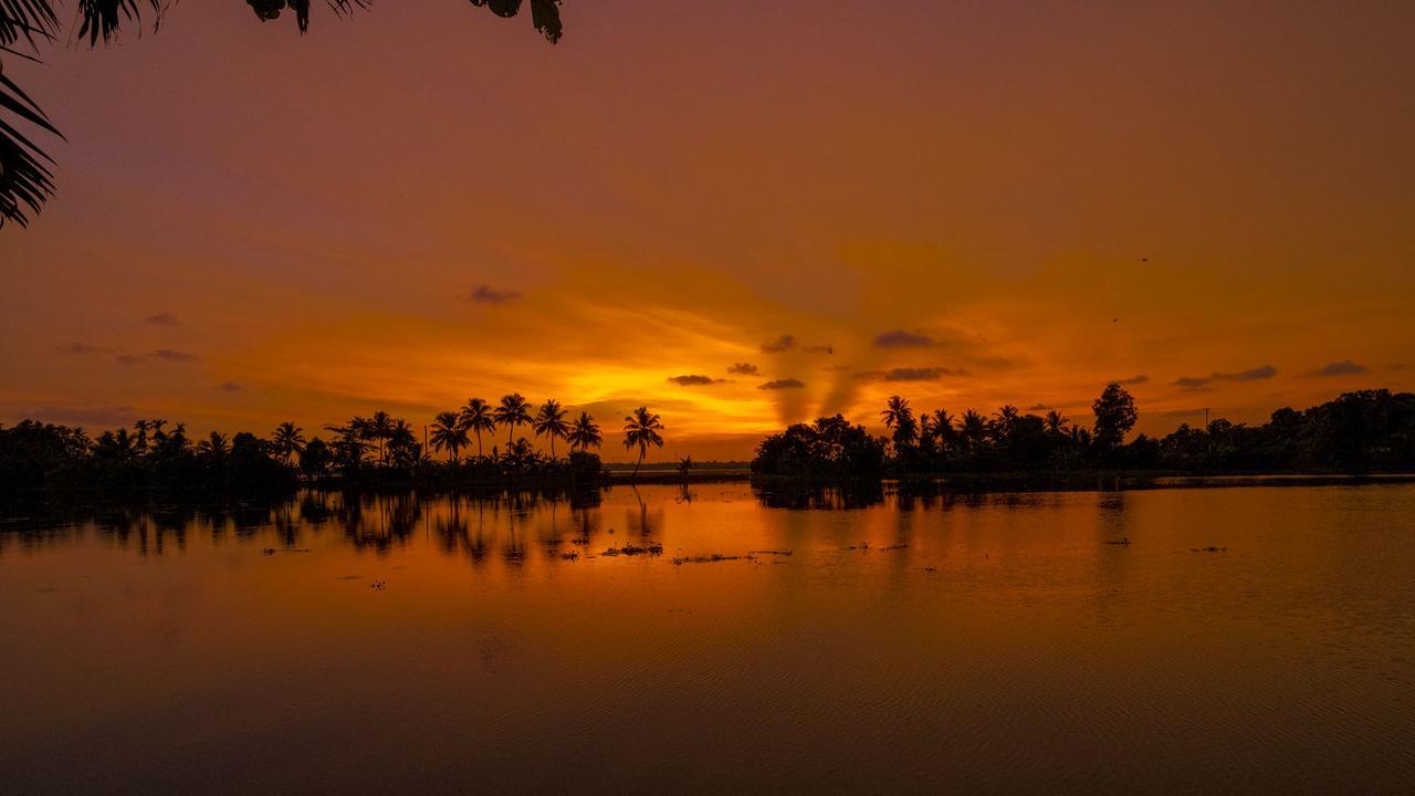 Warmth Lake Haven Alappuzha Esterno foto