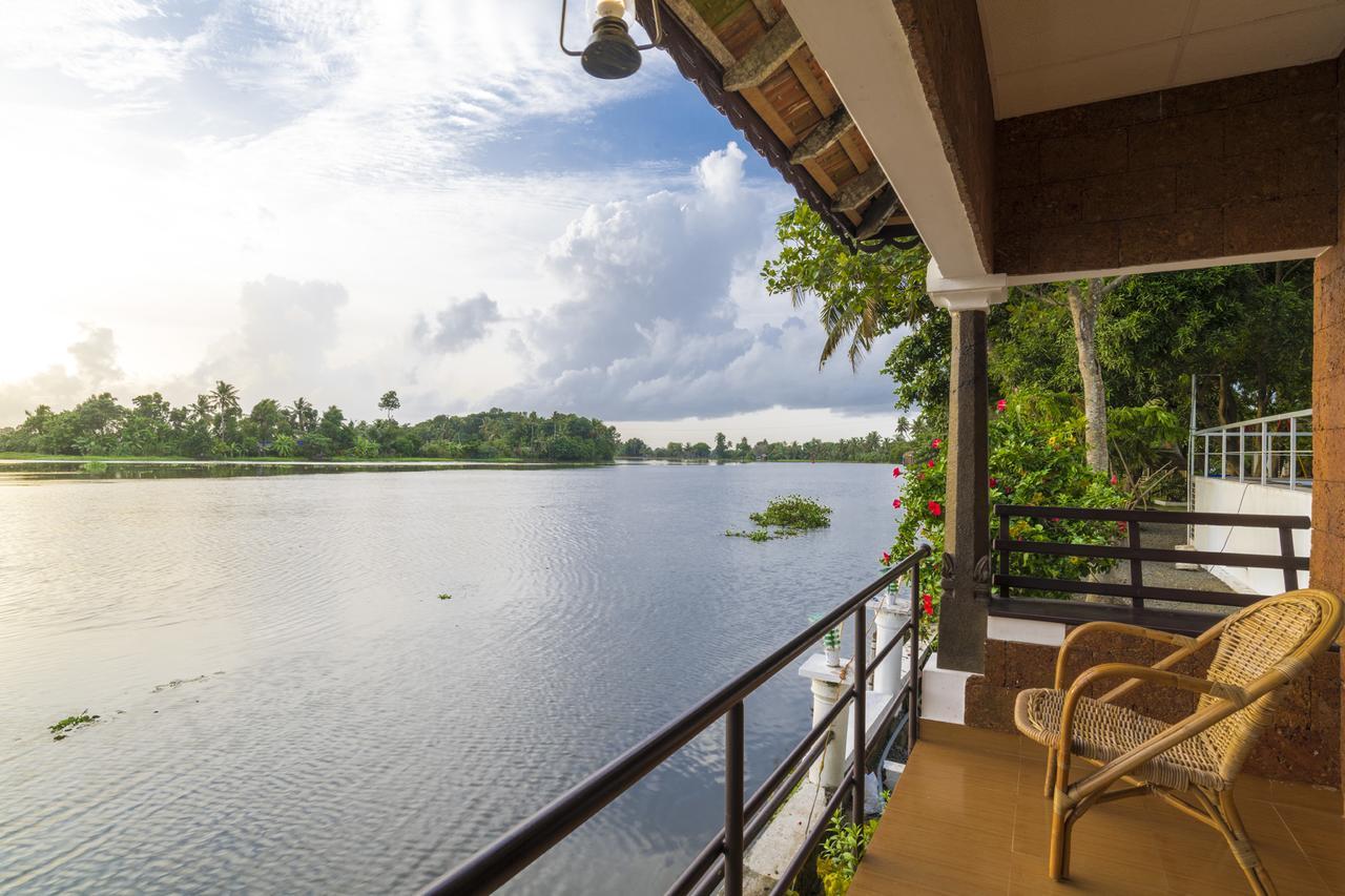 Warmth Lake Haven Alappuzha Esterno foto