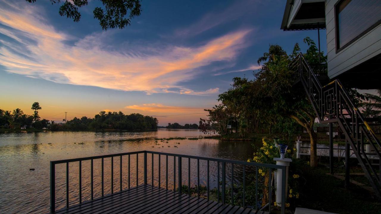 Warmth Lake Haven Alappuzha Esterno foto